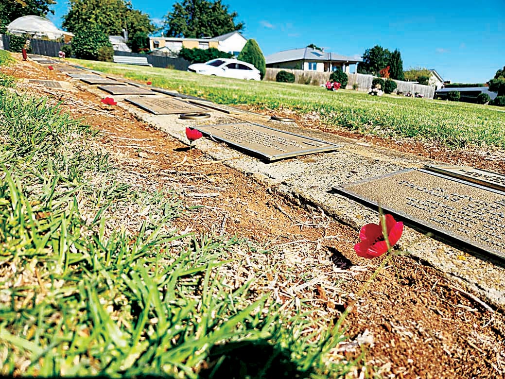 More than 500 poppies have be placed on the graves of service men and women at the Warragul cemeteries.