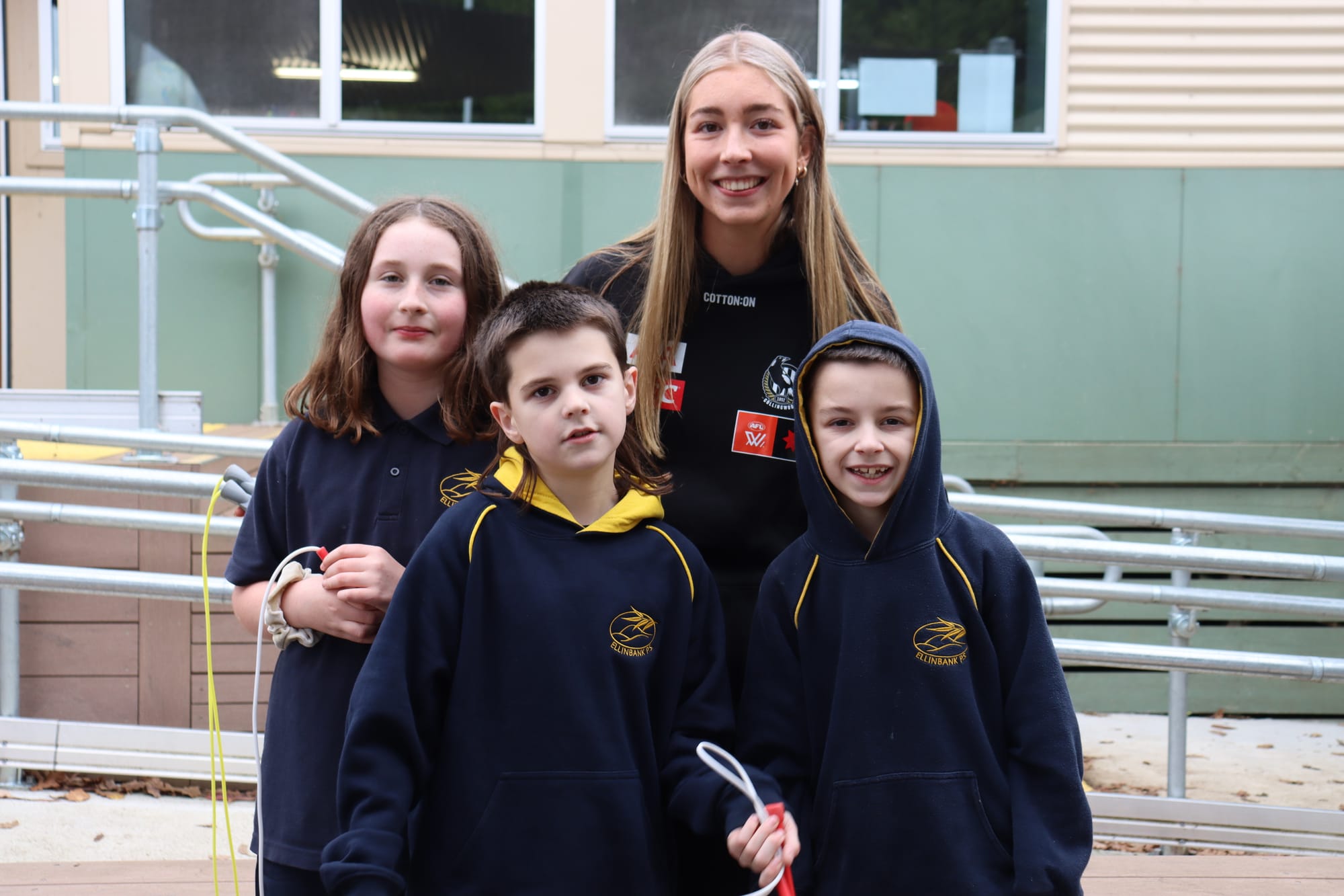 Eve Millar-Coulson, Tate Oldham and Zayne Oldham join Collingwood's Lucille Cronin for some jump rope.
