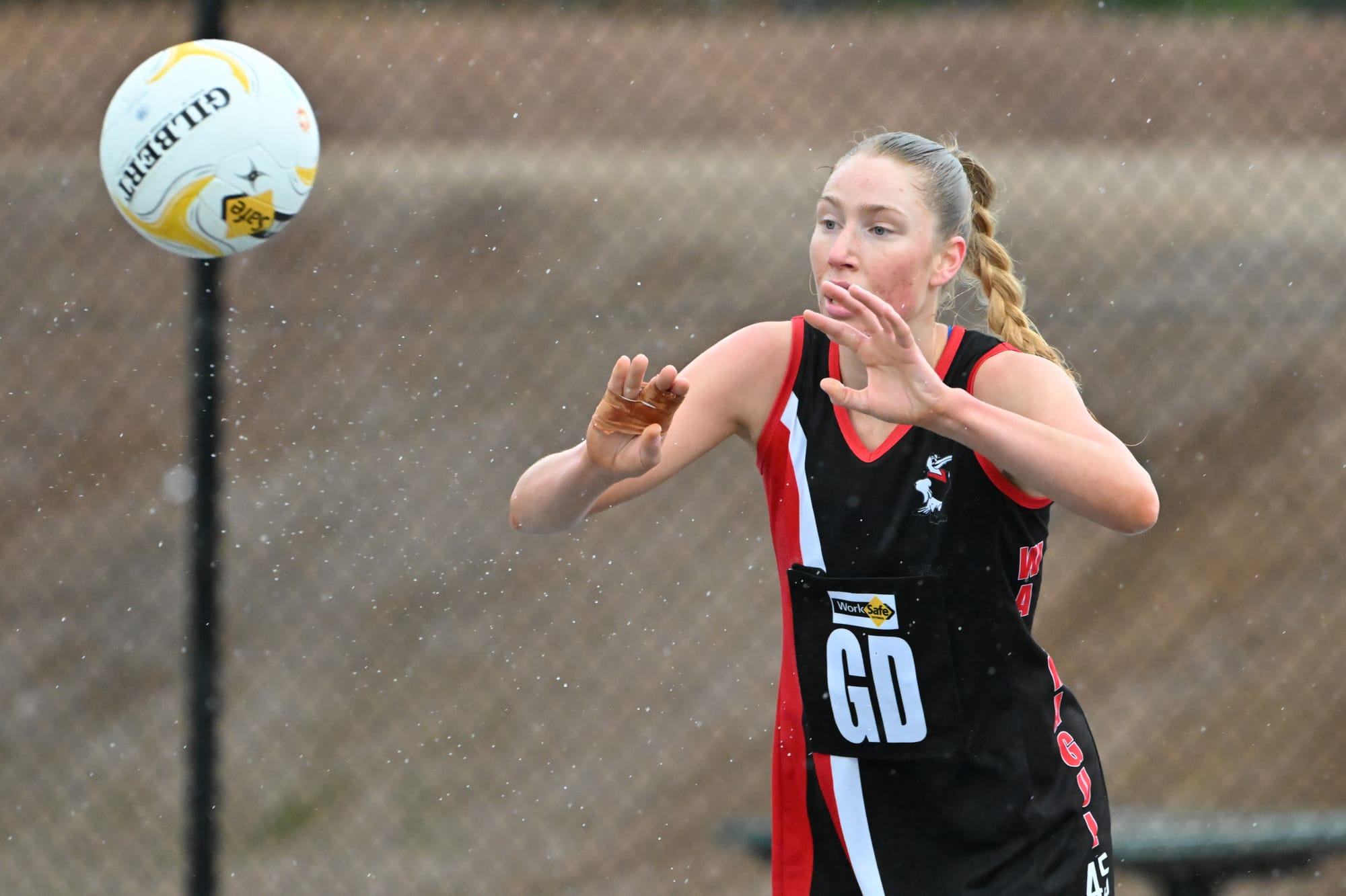 Gulls fall in mighty clash