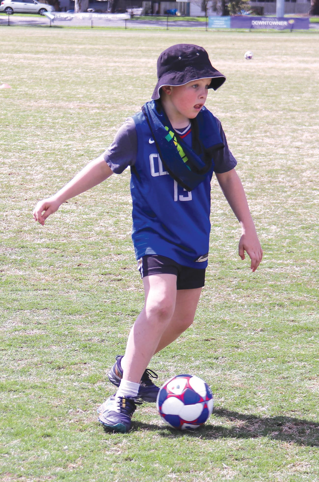 Jim Kokshoorn prepares to pass in the soccer.
