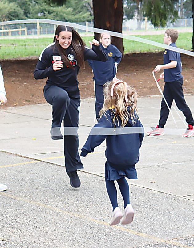 Collingwood's Airlie Runnalls joins Mia Rippon-Milner for some jump rope.