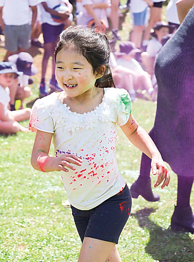Hannah Ka running the course, already with some colour on her.