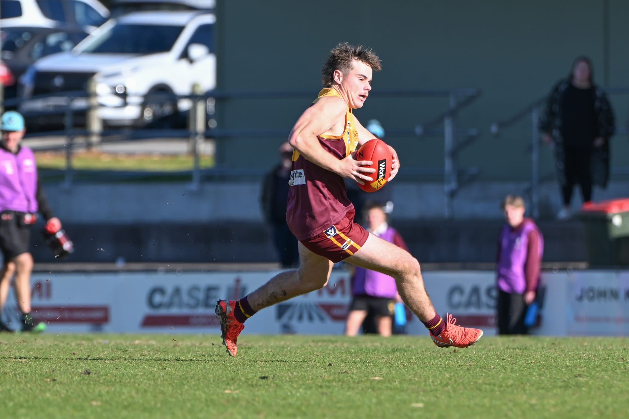 Hawks suffer Magpie massacre