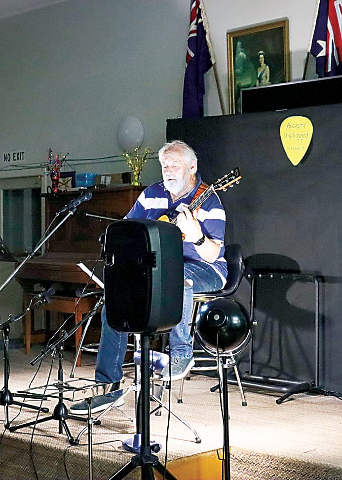 After commencing the evening with a group performance, Ian Ferris took the stage for a solo performance. 