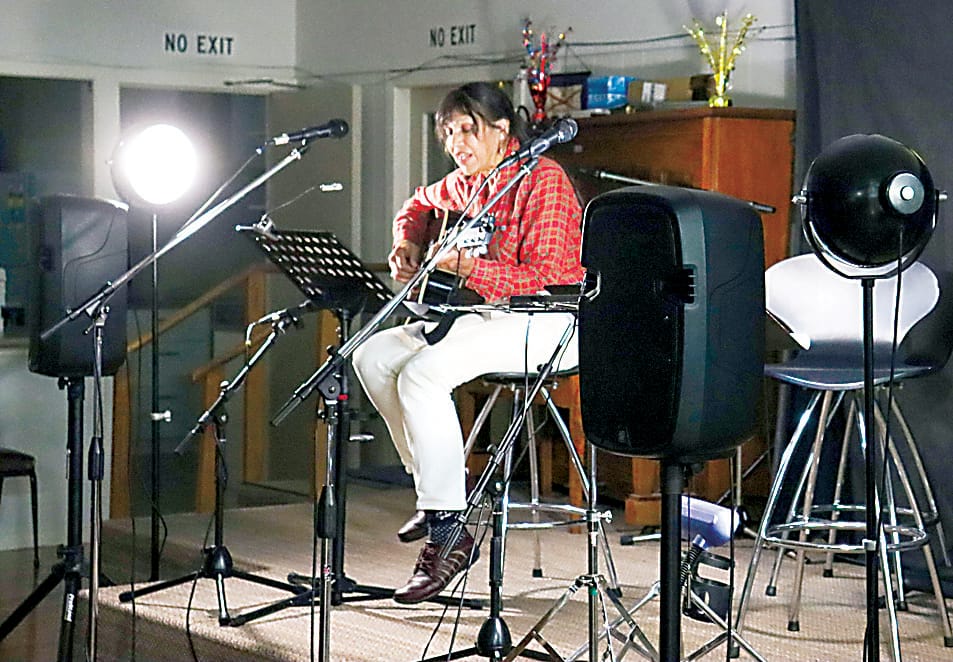 After commencing the evening with a group performance, Ian Ferris took the stage for a solo performance. 