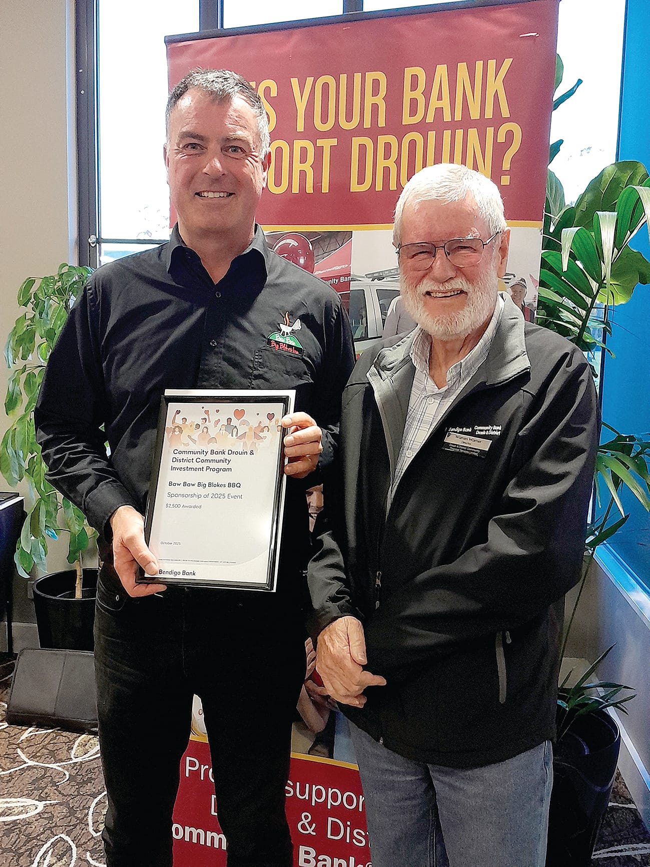 Baw Baw Big Blokes BBQ representative Rob Hutchinson with bank director Warren Warner.