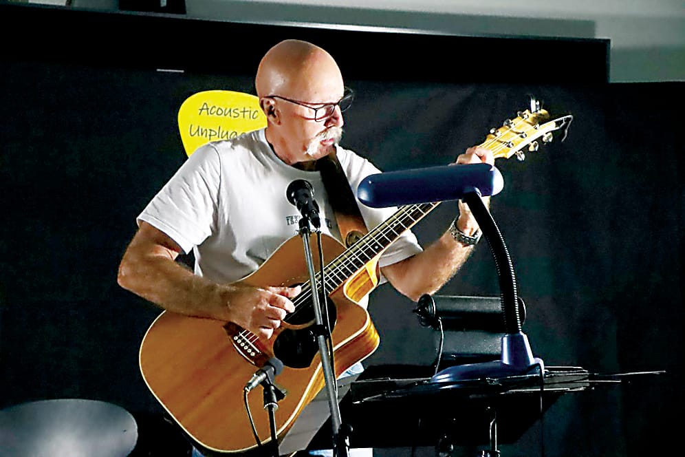 After commencing the evening with a group performance, Ian Ferris took the stage for a solo performance. 