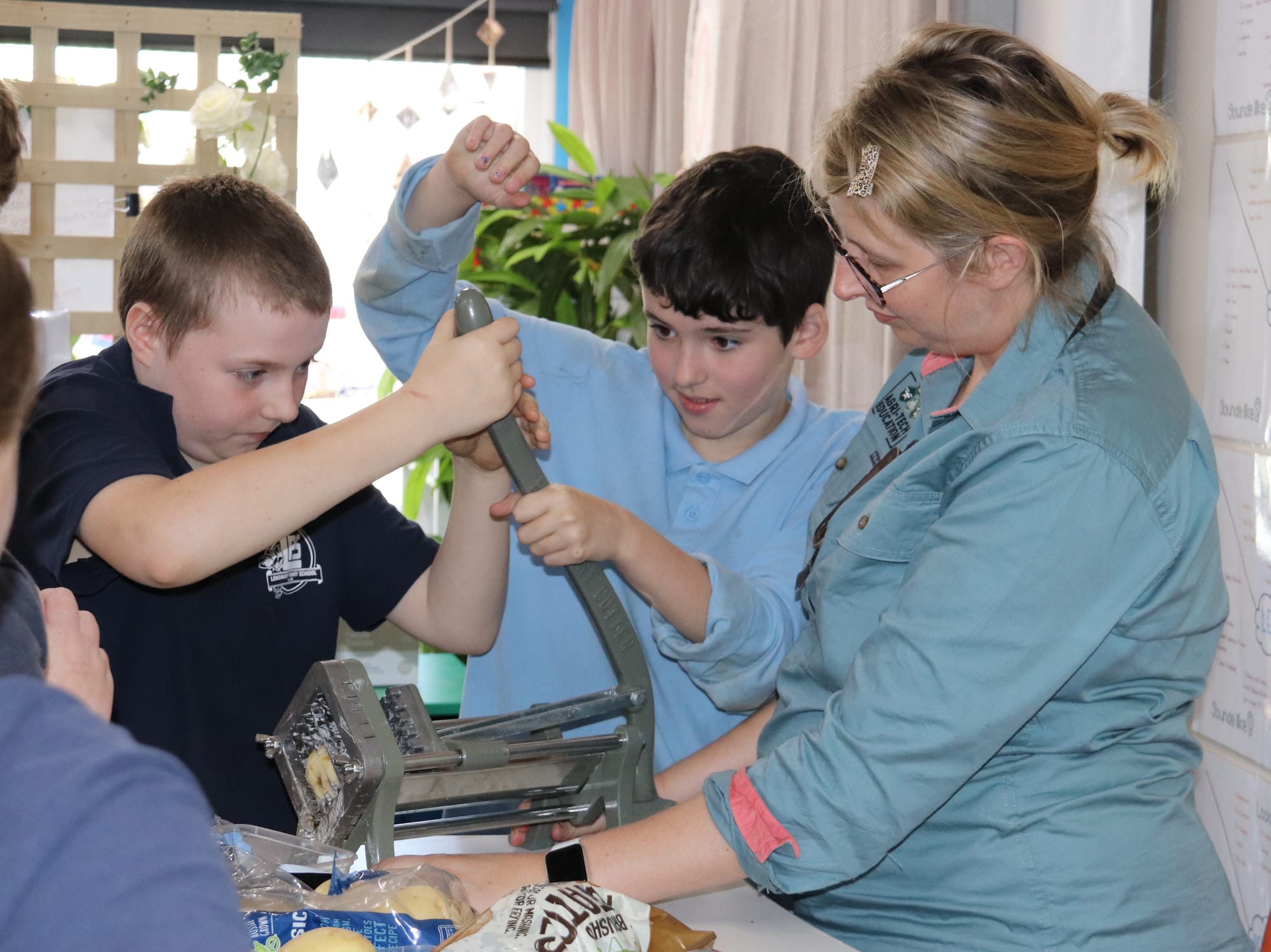 Chaice and Xavier get a chance to dice their potatoes into fries with presenter Amy McCosker.