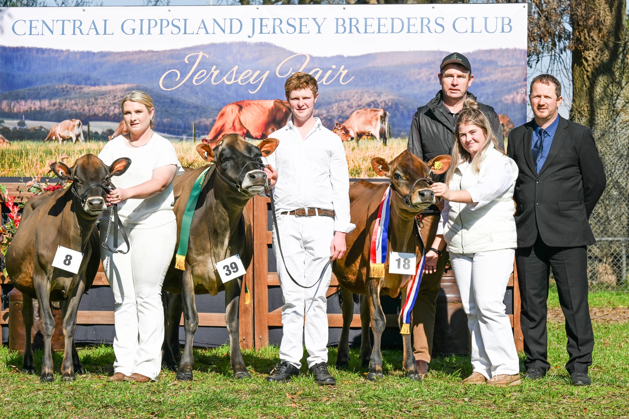 The junior champion line-up (from left) Michaela Thompson leading HM Heartland Chocochip Princess (owned by M Thompson and H King), reserve junior champion Lightning Ridge MB Victorious Tesla IMP-ET led by Tom McKnight (owned by the McGrath family), Sienna Ross leading junior champion Brookbora Standard Lady 366 (owned by the Bacon family), Brad Aitken from Leading Edge Genetics and judge Roger Heath.