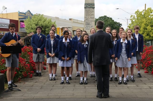 Solemn ceremony honours lives lost in war