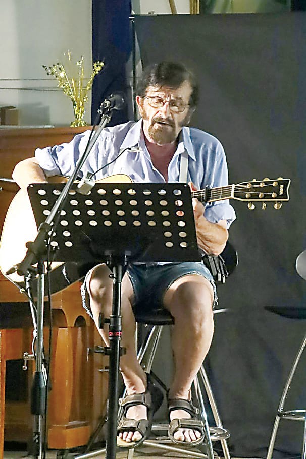 After commencing the evening with a group performance, Ian Ferris took the stage for a solo performance. 