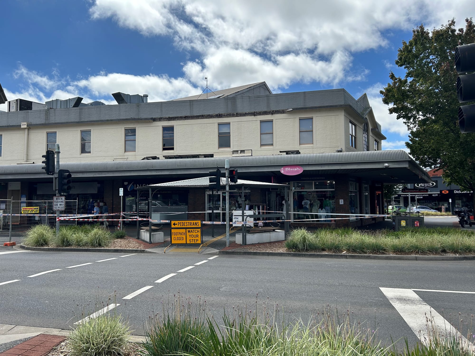 A building faade collapse on Sunday has closed access to a pedestrian crossing in Victoria St, Warragul.