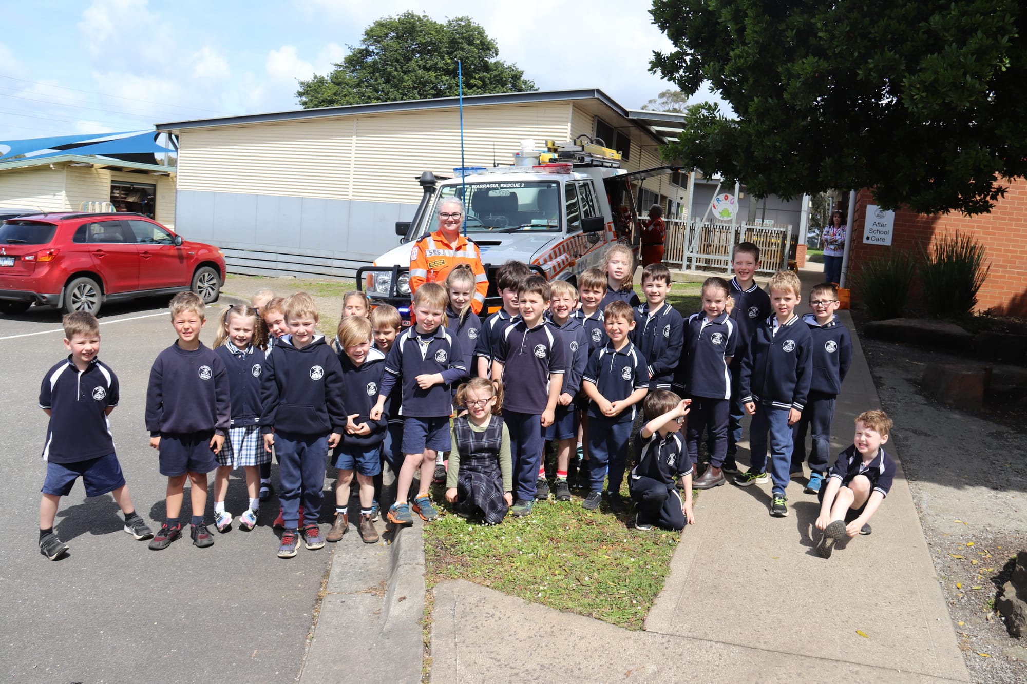 Darnum Primary School Students in front of an SES vehicle with Warragul SES Community Engagement Facilitator, Jess Fairess.