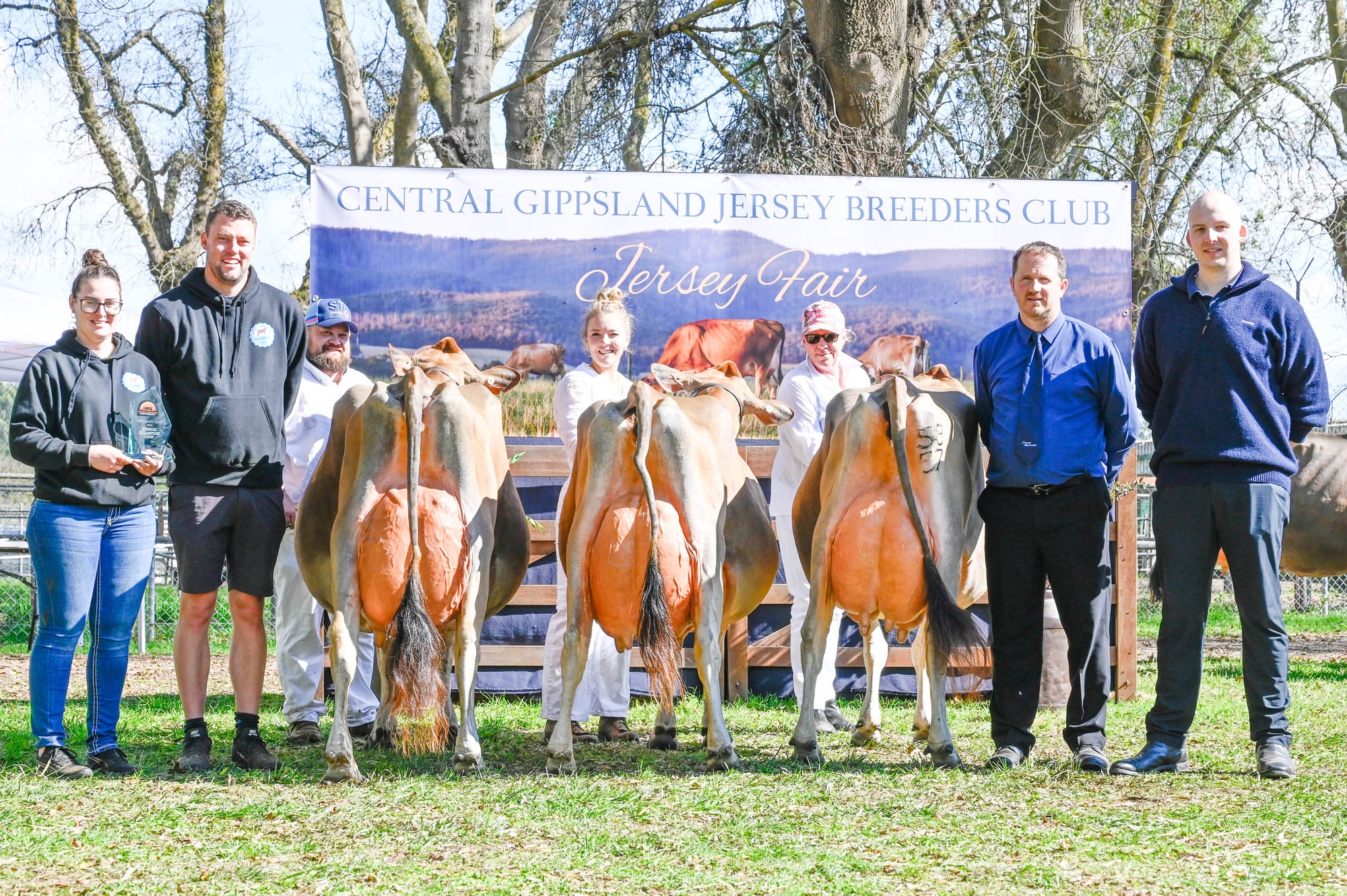 Presentation of the champion cow line-up (from left) Kelsi Barclay, Daniel Bacon, Simon Tognola leading senior champion Brookbora Eileen 130 (owned by the Bacon family), Kaitlyn Wishart leading reserve senior champion Brookbora Vanahlem Enchantress (owned by the Bacon family), Philippa Flemming leading honourable mention senior champion Miami Publican Jingle 5857- P (owned by Philmar Dairy Company), judge Roger Heath and Cameron De Kok from Rabobank.