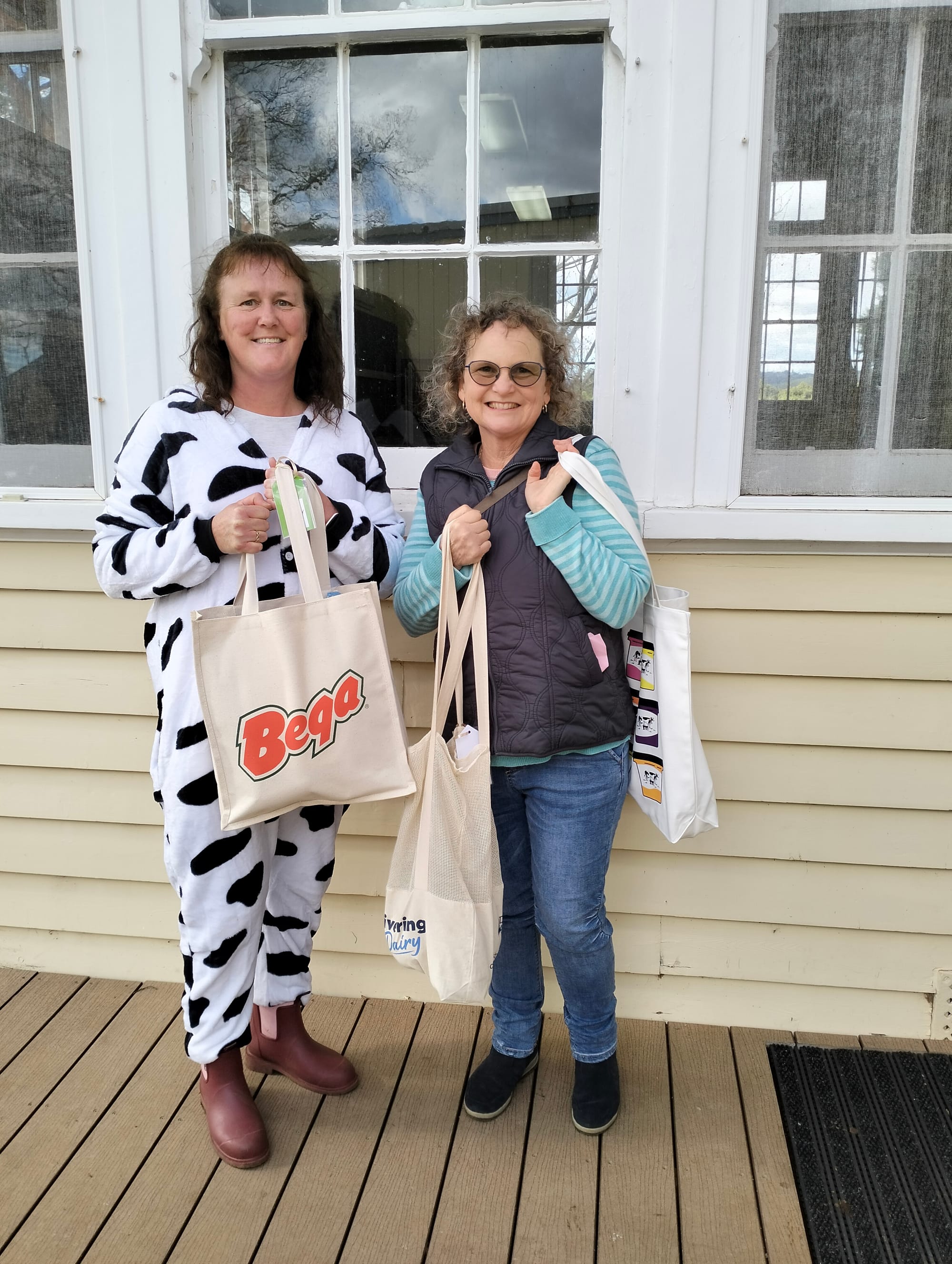 Catherine Clerks, Principal, presenting Lisa Finlay with her 3rd Prize Pack.