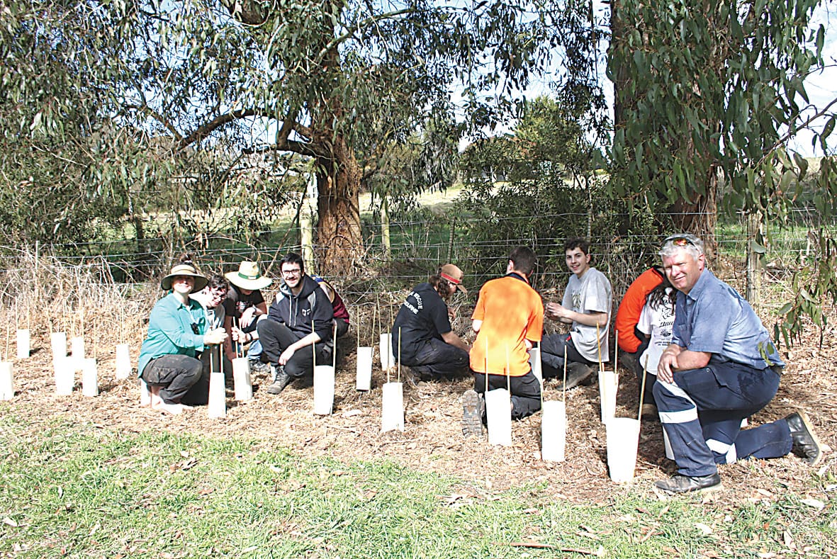Horticulture studentslearning with Landcare