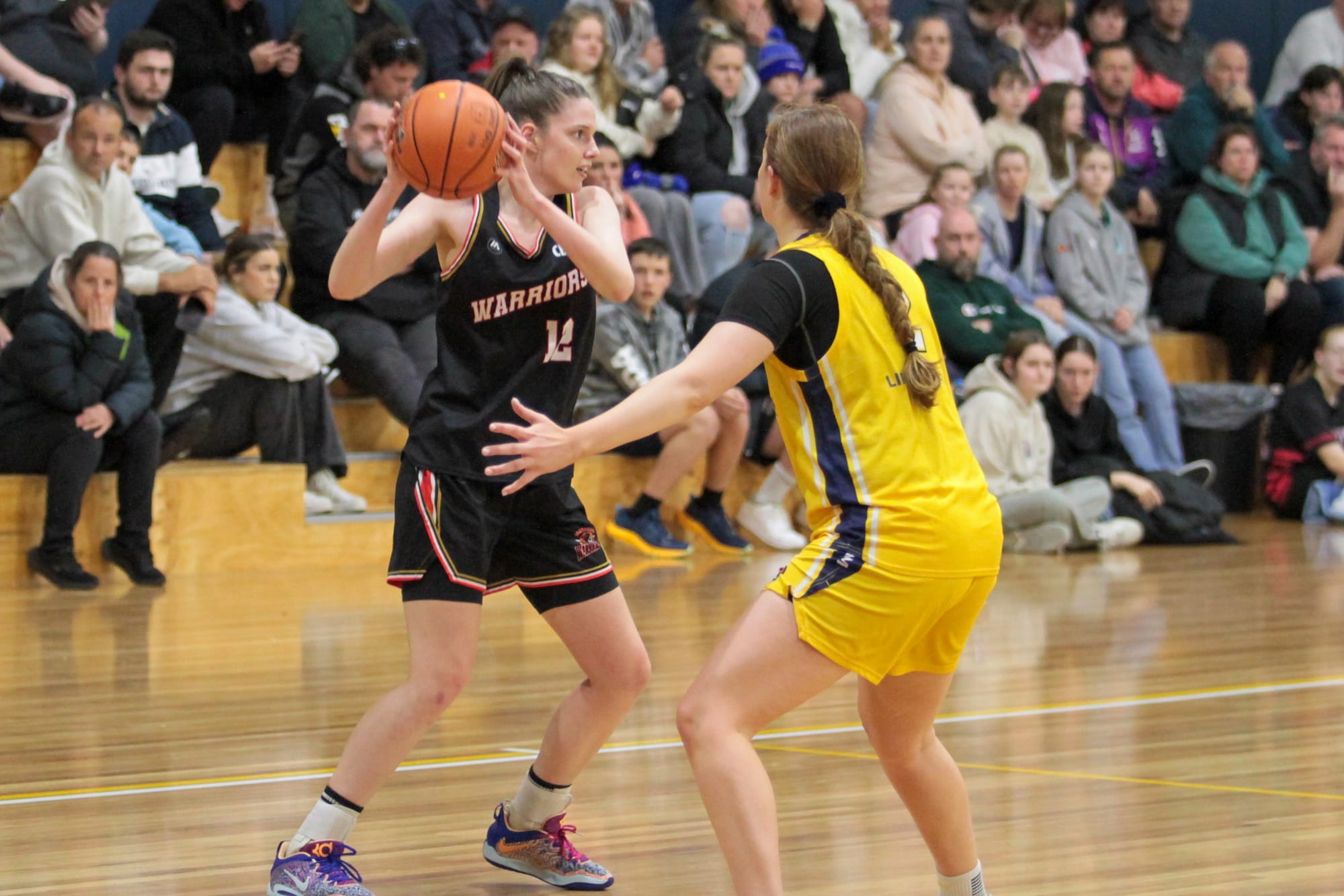 Hundreds gather to welcome Warriors