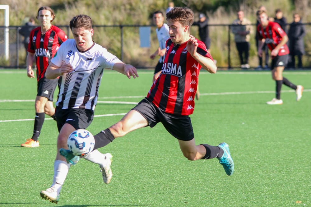 United triumph to keep season alive post image