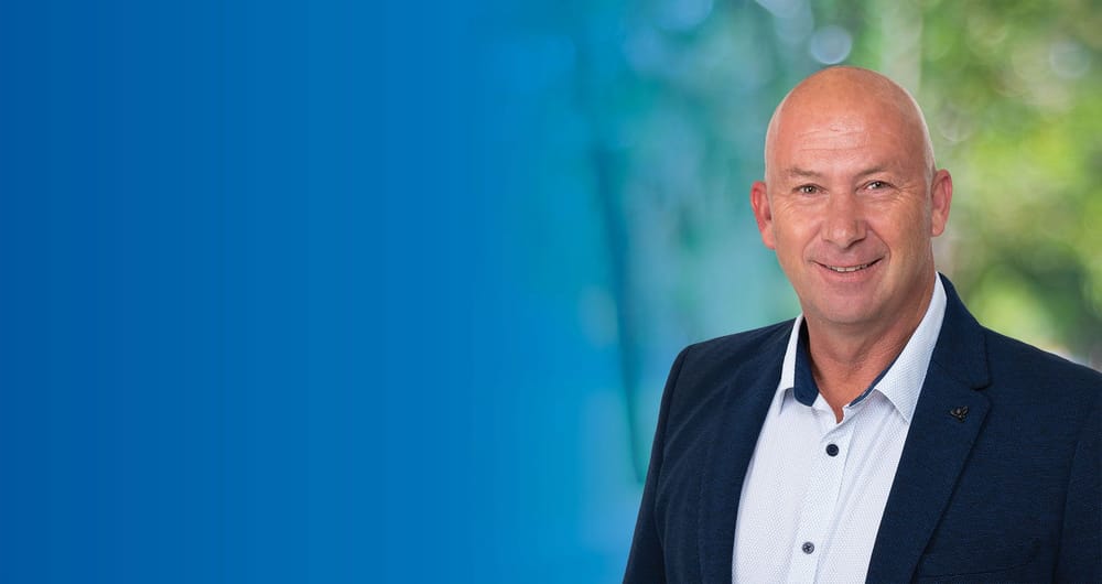 Farnham signs motion to expel Deeming post image