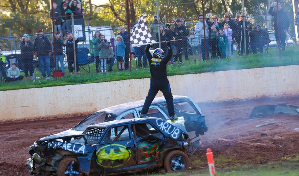 Bumper crowd as Drouin speedway ends season post image