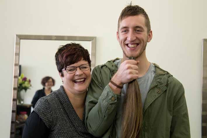 Daniel Mudie loses his hair for his mum post image