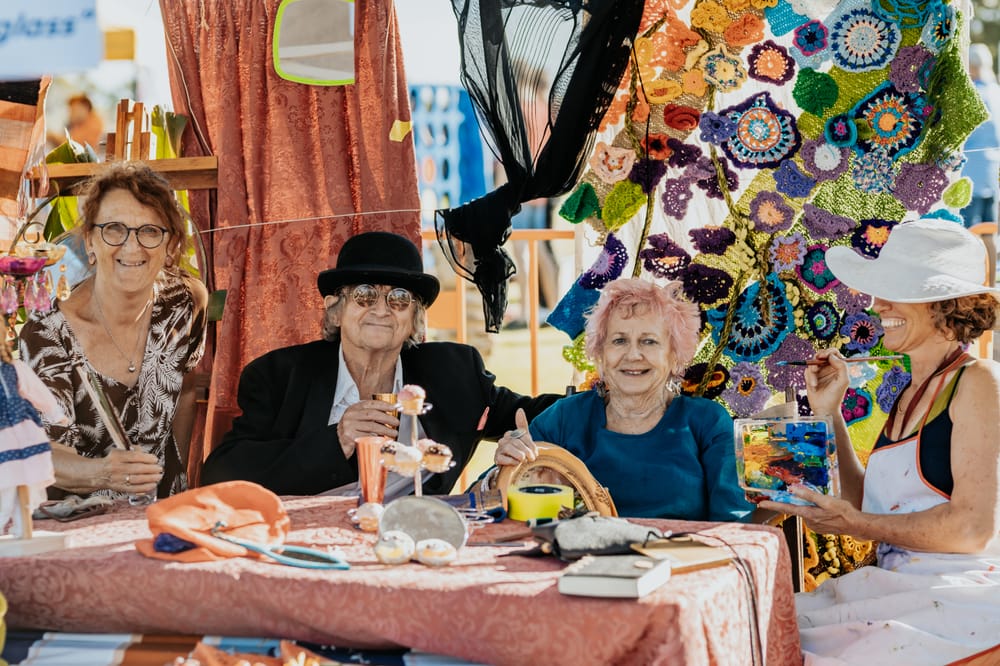 Artists create "crazy flowers" post image