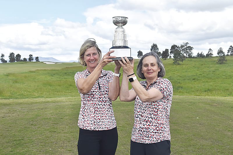 Traf golfers take title post image