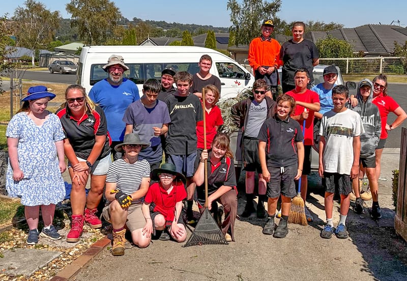 Students give helping hand in local gardens post image
